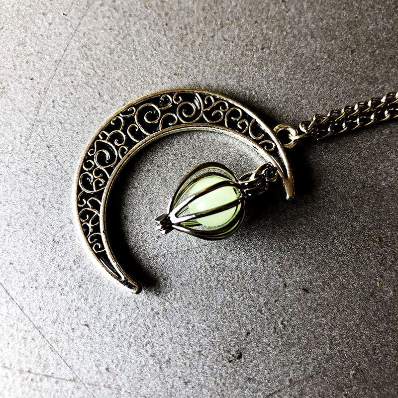 Hollow Moon Heart-shaped Luminous Necklace