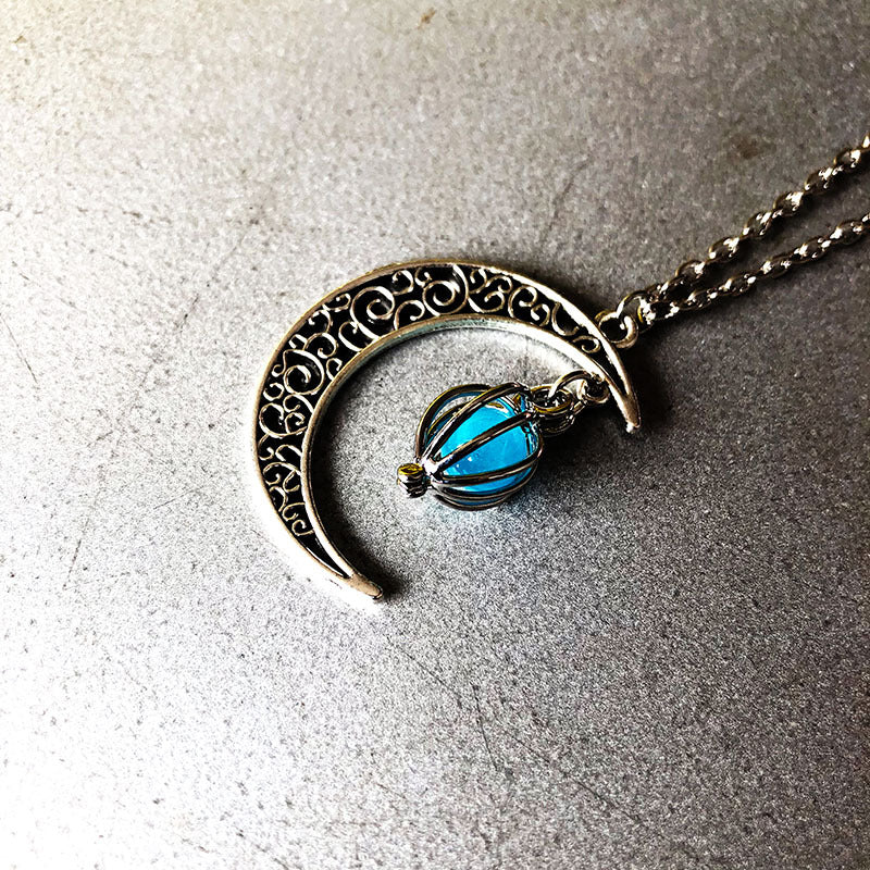 Hollow Moon Heart-shaped Luminous Necklace