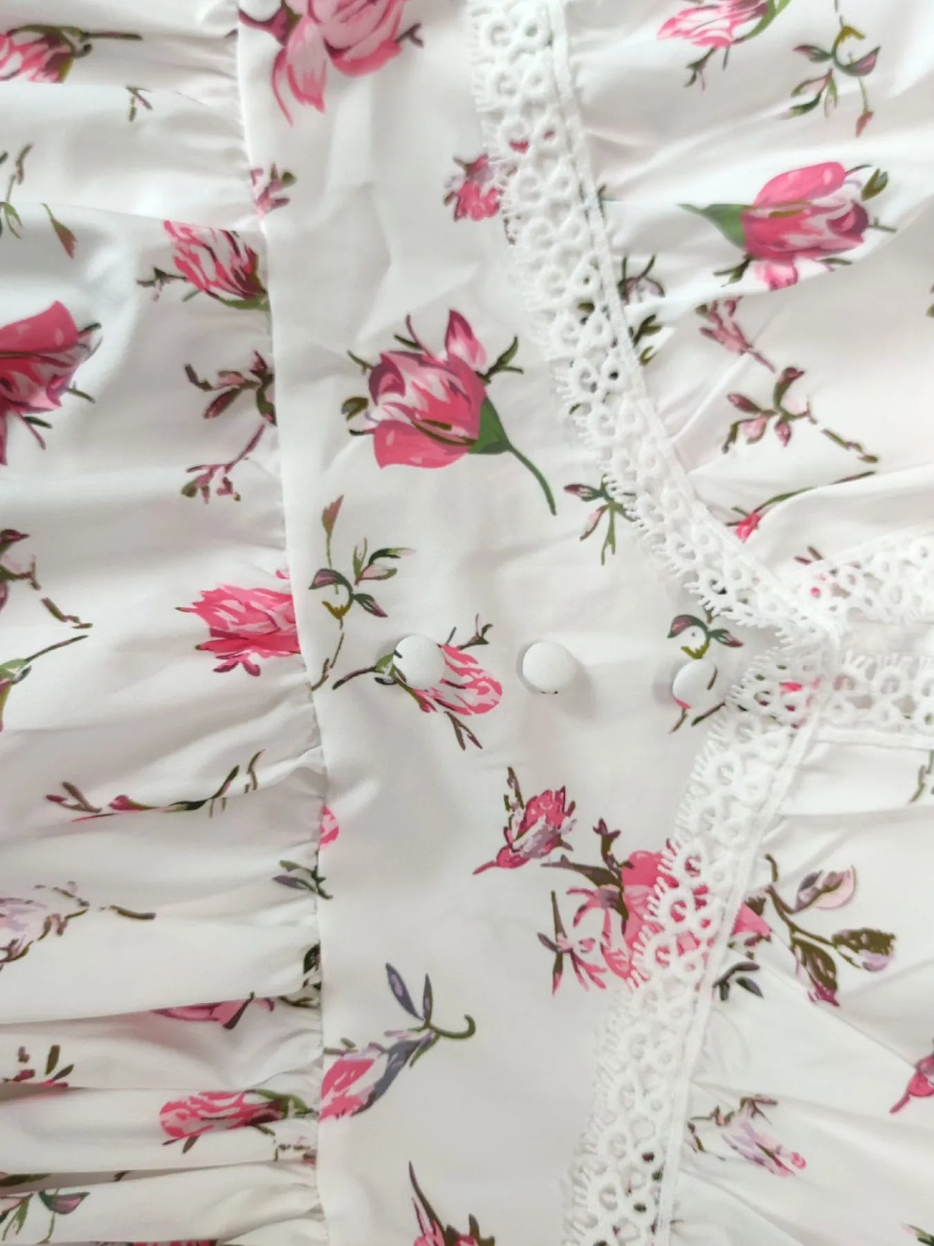 Plus size floral mini dress with V-neckline and long sleeves, featuring a flowy silhouette and romantic floral print — ideal for daytime or semi-formal wear