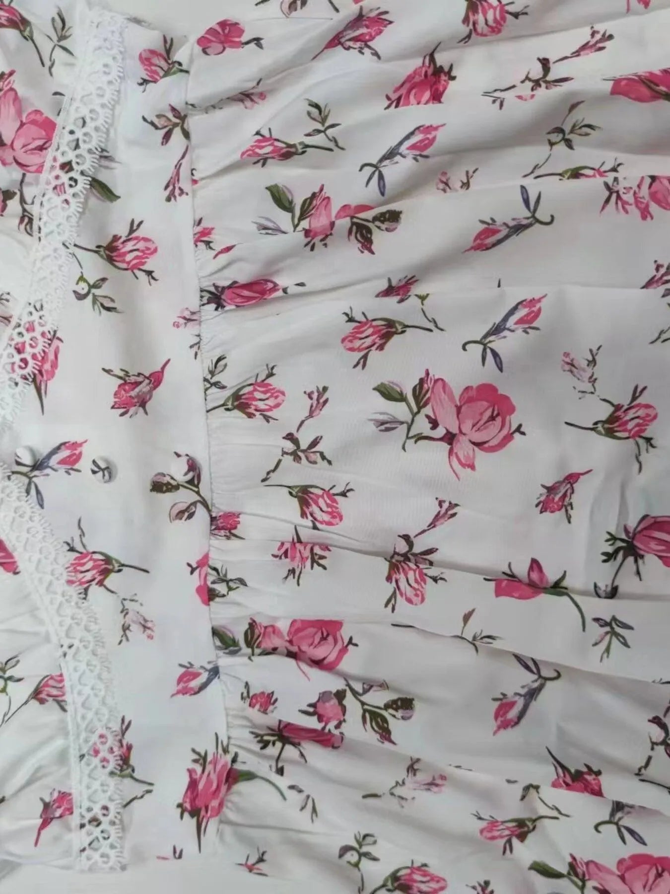 Plus size floral mini dress with V-neckline and long sleeves, featuring a flowy silhouette and romantic floral print — ideal for daytime or semi-formal wear
