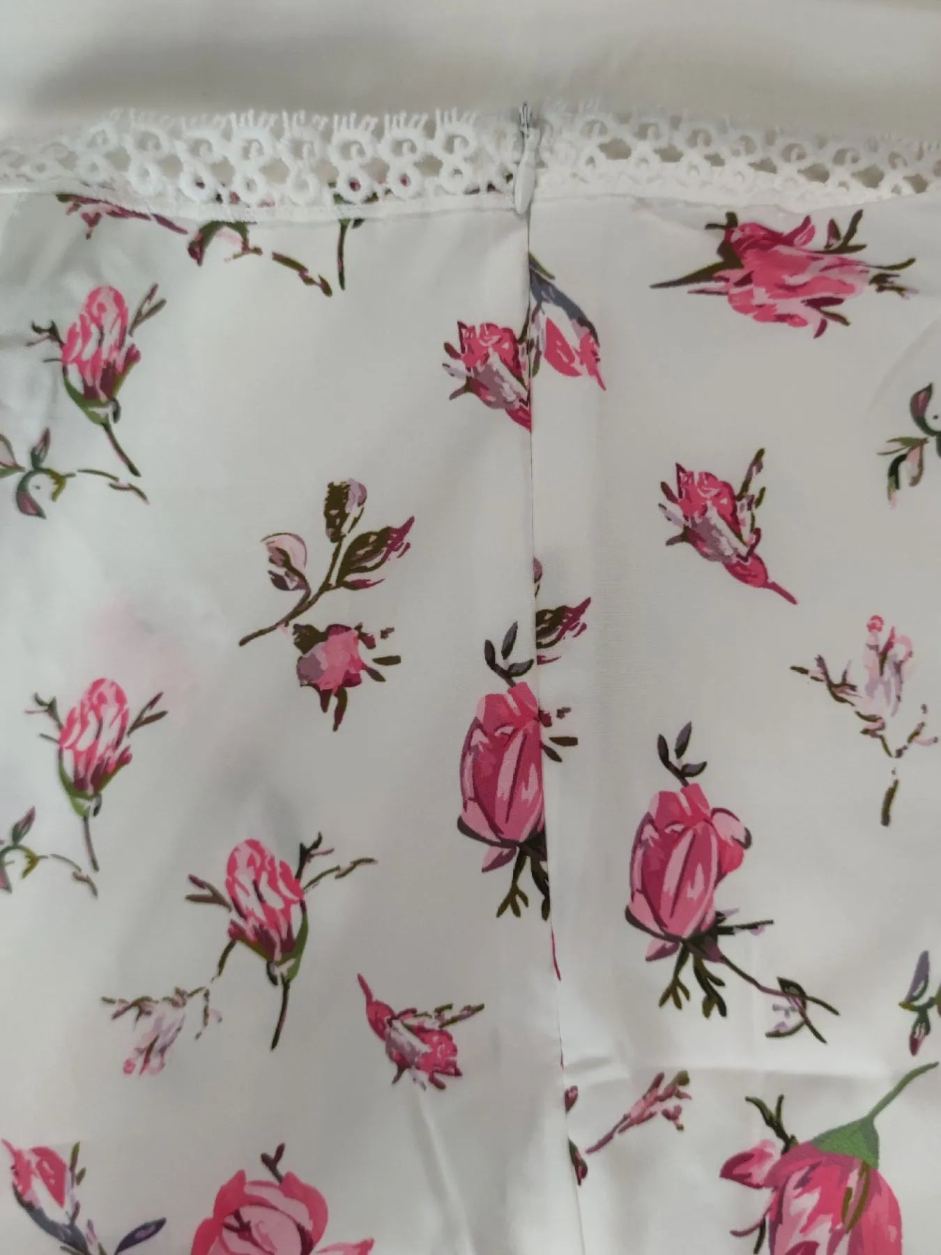 Plus size floral mini dress with V-neckline and long sleeves, featuring a flowy silhouette and romantic floral print — ideal for daytime or semi-formal wear