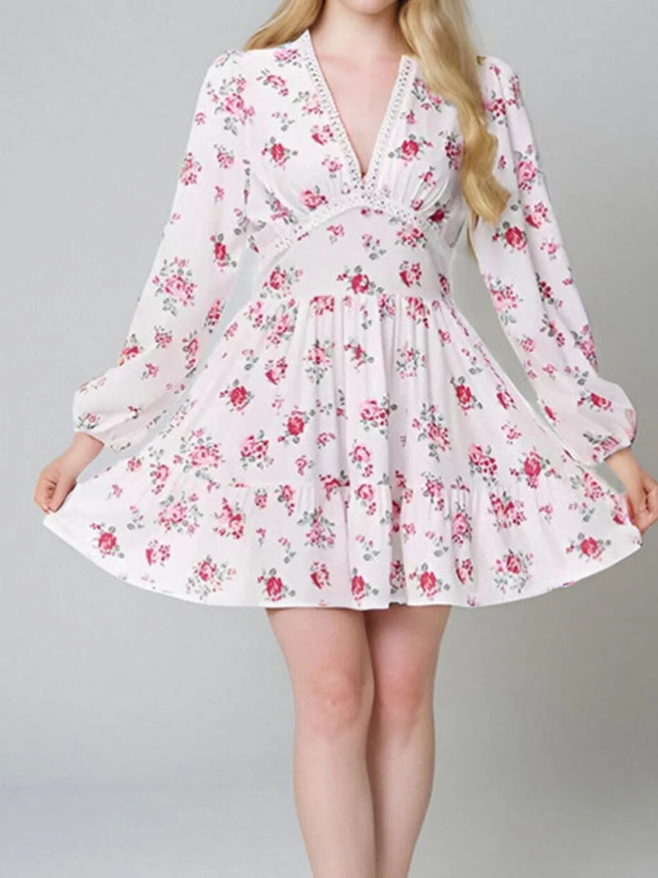 Plus size floral mini dress with V-neckline and long sleeves, featuring a flowy silhouette and romantic floral print — ideal for daytime or semi-formal wear