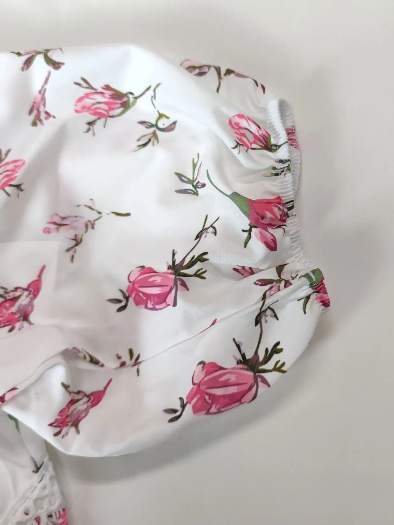 Plus size floral mini dress with V-neckline and long sleeves, featuring a flowy silhouette and romantic floral print — ideal for daytime or semi-formal wear