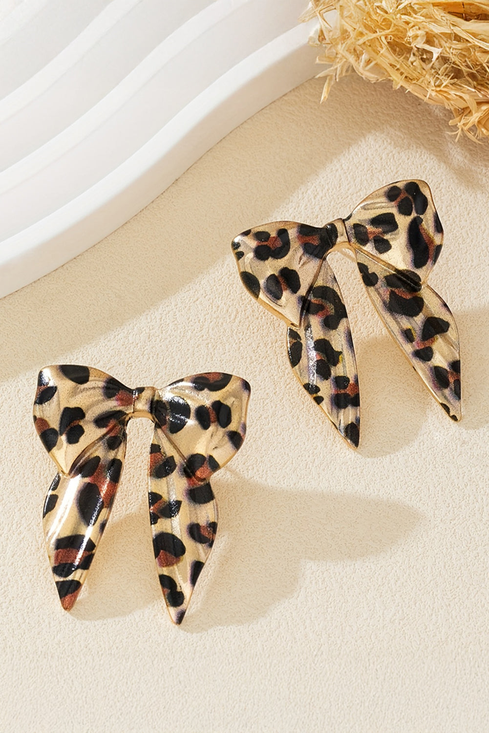 Fierce meets feminine. These statement earrings are where wild style and delicate charm collide. Featuring a bold leopard print wrapped into a graceful bow knot shape, finished in gleaming gold-plated alloy, they’re the perfect blend of edgy and sweet.