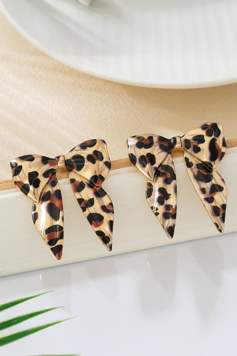 Fierce meets feminine. These statement earrings are where wild style and delicate charm collide. Featuring a bold leopard print wrapped into a graceful bow knot shape, finished in gleaming gold-plated alloy, they’re the perfect blend of edgy and sweet.