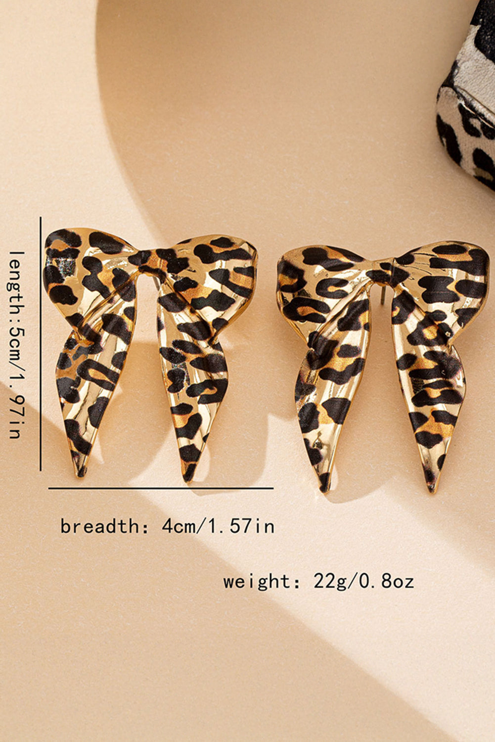 Fierce meets feminine. These statement earrings are where wild style and delicate charm collide. Featuring a bold leopard print wrapped into a graceful bow knot shape, finished in gleaming gold-plated alloy, they’re the perfect blend of edgy and sweet.