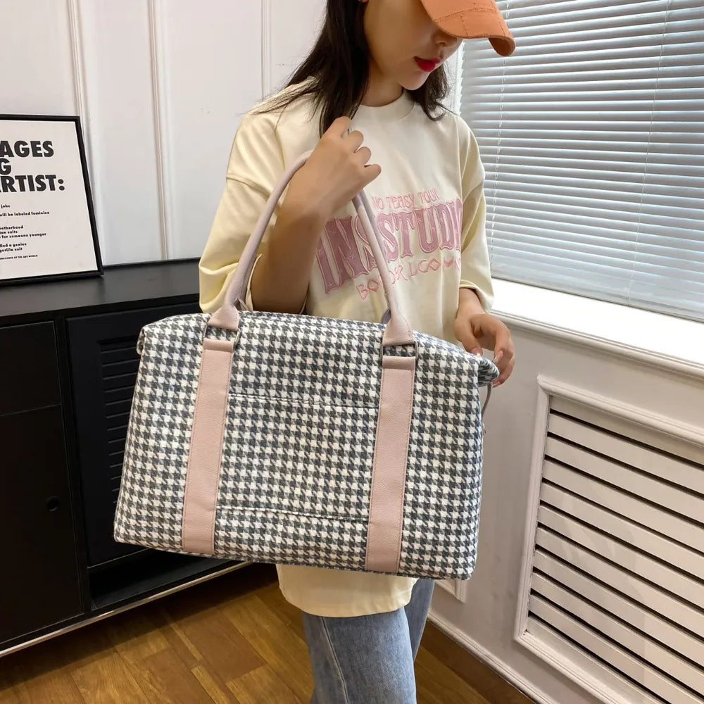 Green and white houndstooth handbag with light beige handles and rounded edges, placed near books and a striped box. Soft, structured, and stylish—ideal for everyday or semi-formal use.