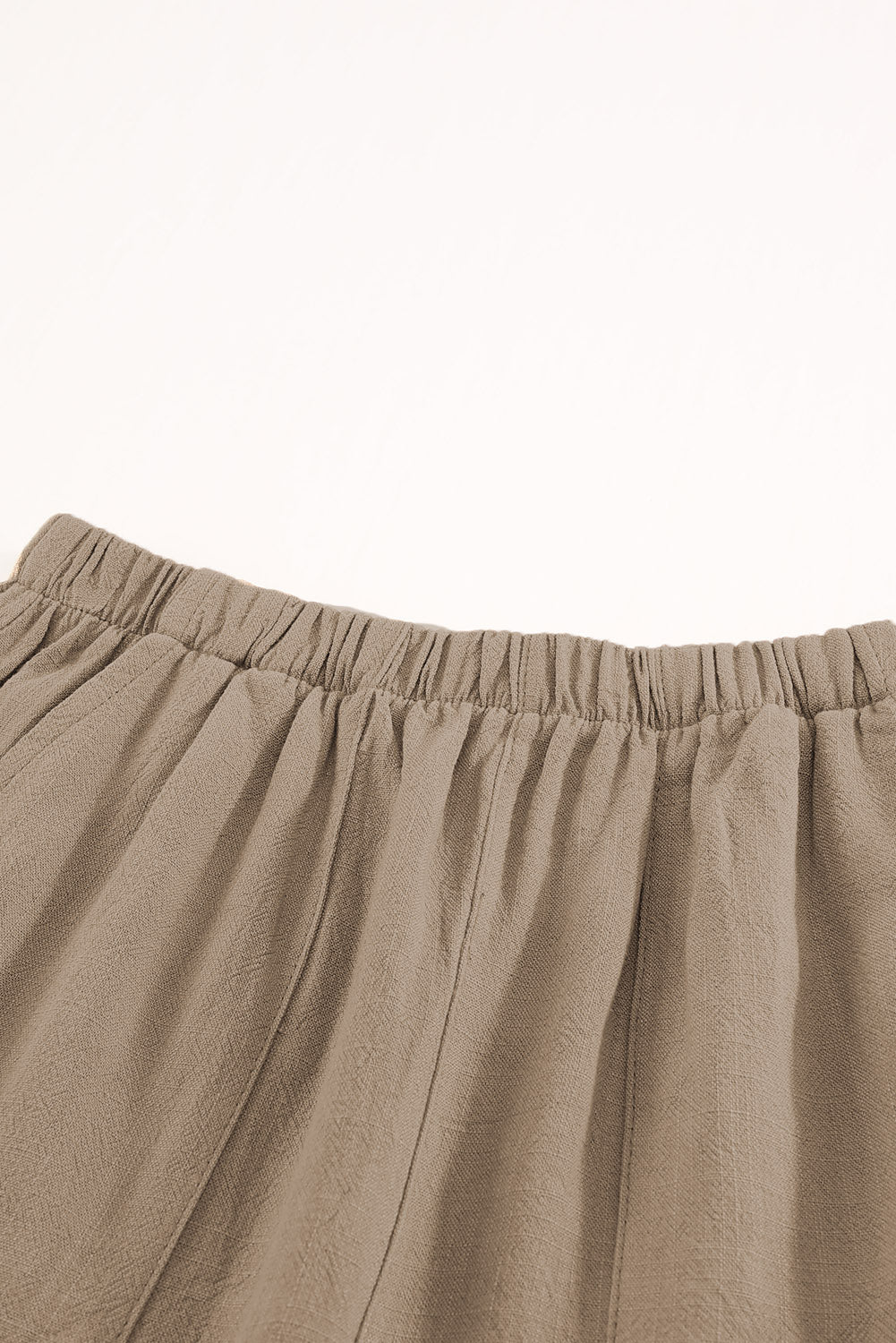 These khaki ruffle shorts are designed to flatter your figure while keeping things light and breezy. With a high-rise fit, soft fabric, and practical pockets, they’re perfect for sunny days and laid-back outings.