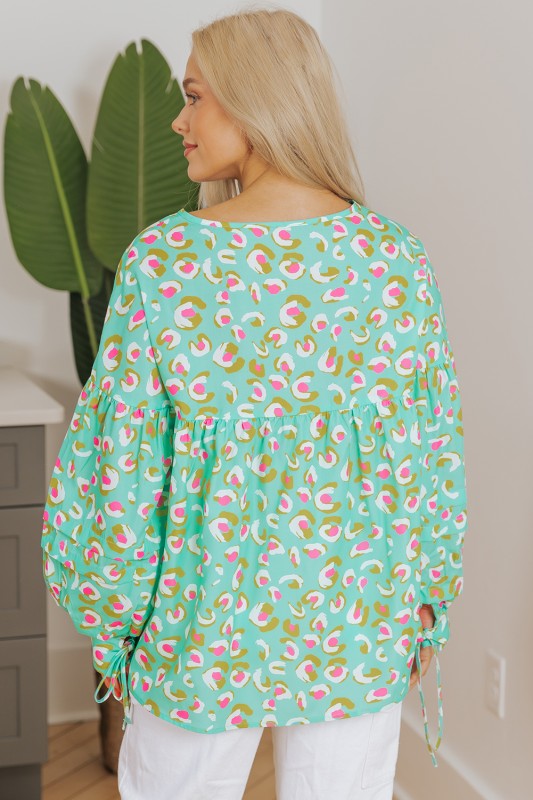 Romantic style that easily pairs with jeans, skirts, or shorts for casual & semi-dressy outfits.