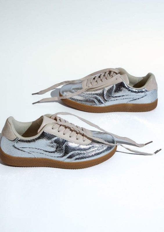 Retro sneakers with contrasting panels, lace-up closure, padded collar, and gum rubber sole in classic design