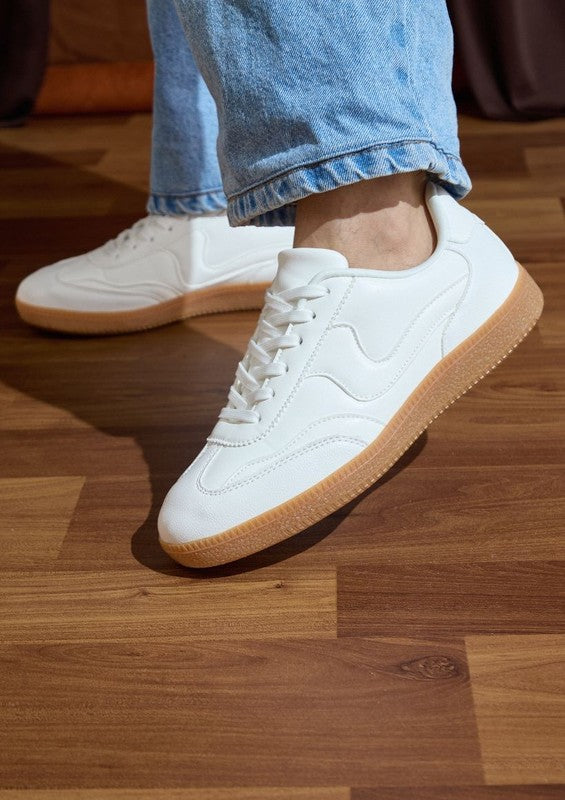 Retro sneakers with lace-up closure, padded collar, and gum rubber sole in classic design