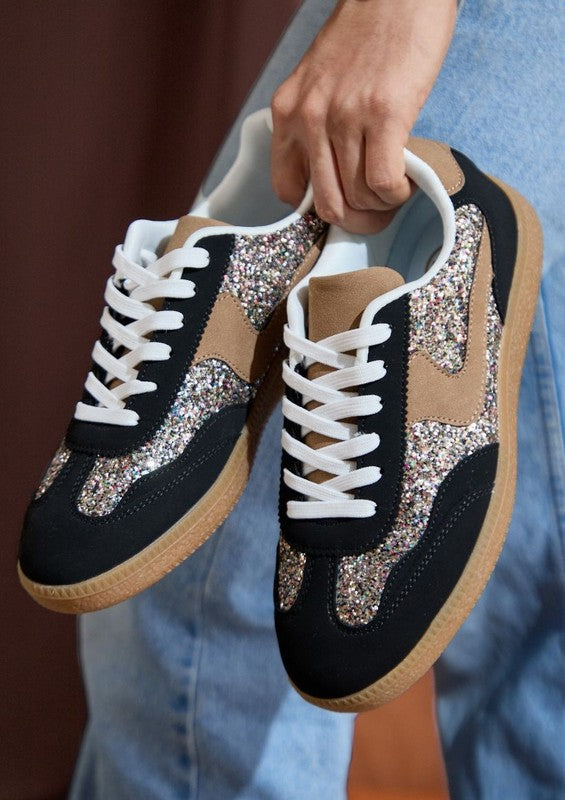 retro sneakers with contrasting panels, lace-up closure, padded collar, and gum rubber sole in classic design