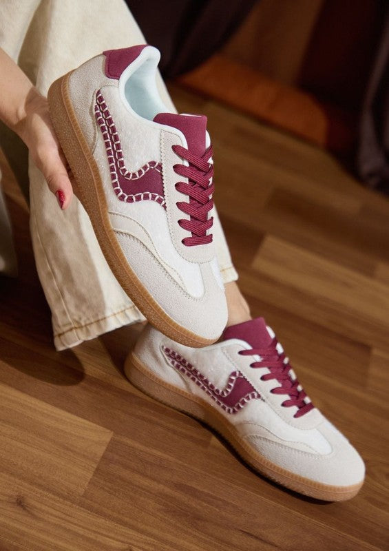 retro sneakers with contrasting panels, lace-up closure, padded collar, and gum rubber sole in classic design