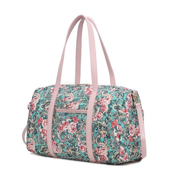 Stylish quilted gym bag featuring a classic pattern and ample space for essentials.
