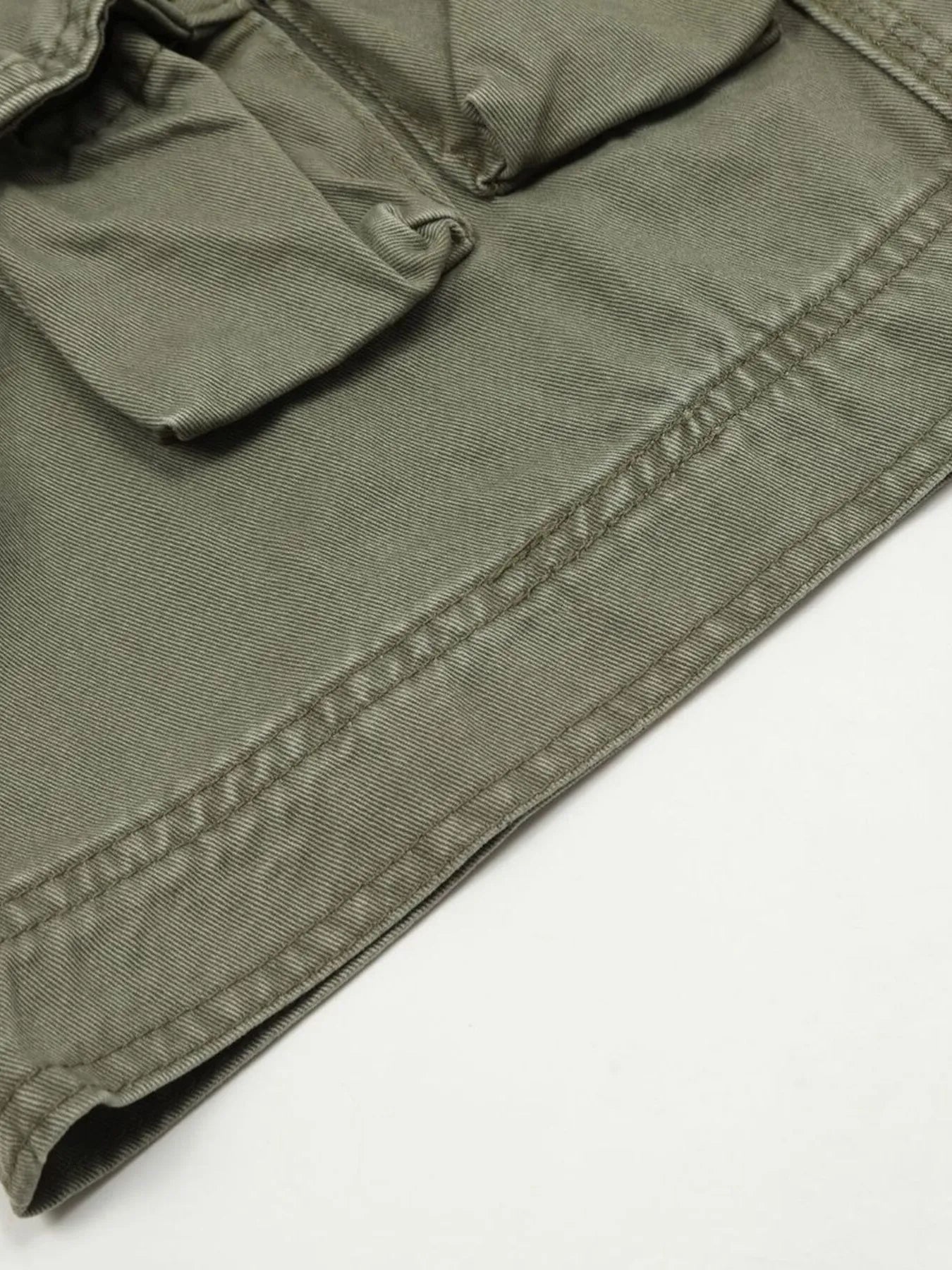 Utility meets attitude. These wide-leg cargo pants are built for movement, style, and everyday versatility. Whether you're hitting the streets or chilling off-duty, they deliver comfort with a bold silhouette.