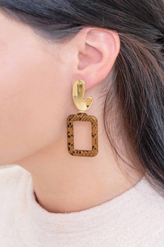 Warm tones. After-dark sparkle. The Night Out Dangle Earrings in Brown are designed to elevate your evening look with effortless charm. Featuring rich earth tones and a sleek silhouette, they’re perfect for date nights, cocktail parties, or any moment that calls for a little extra glow.