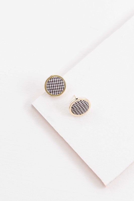 The Night Out Dangle Earrings in Brown are designed to elevate your evening look with effortless charm. Featuring rich earth tones and a sleek silhouette, they’re perfect for date nights, cocktail parties, or any moment that calls for a little extra glow.