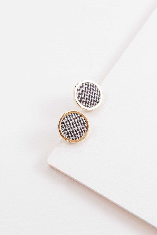 The Night Out Dangle Earrings in Brown are designed to elevate your evening look with effortless charm. Featuring rich earth tones and a sleek silhouette, they’re perfect for date nights, cocktail parties, or any moment that calls for a little extra glow.