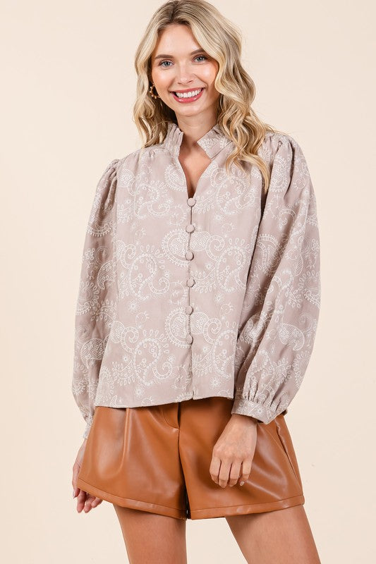 Lined to avoid sheerness, this blouse keeps you comfortable while showing off its details.