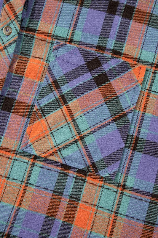 Plaid pattern adds rustic and vintage aesthetic to any outfit.