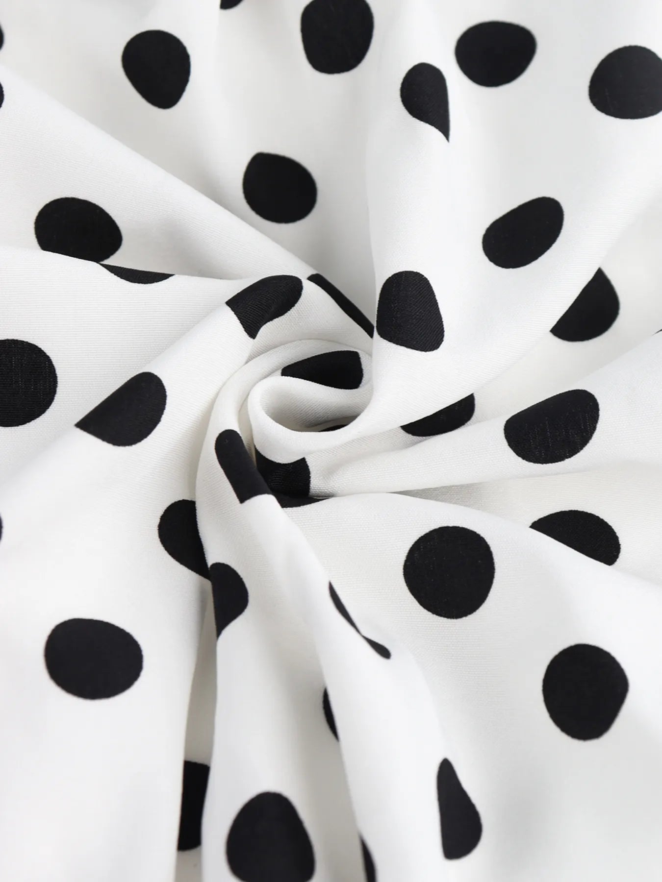 Sleeveless mini dress with halter neckline and polka dot print, fitted bodice and playful skirt — ideal for evening wear or warm days