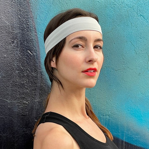 Stay cool, dry, and dialed in with the Running Sweat-Wicking Headband—your go-to gear for high-intensity workouts, long runs, and everything in between. Designed to pull moisture away from your skin and keep hair in place, it’s the perfect blend of performance and comfort.