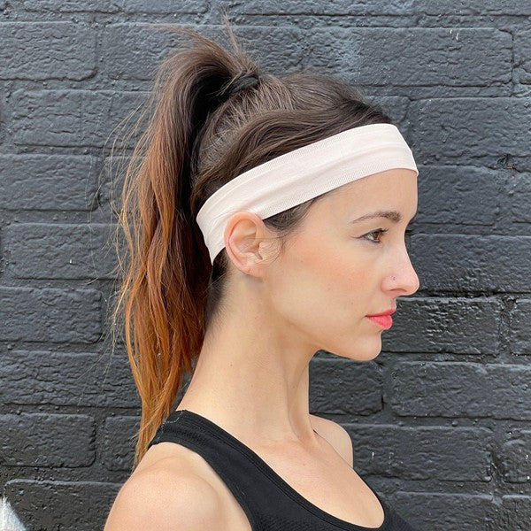 Stay cool, dry, and dialed in with the Running Sweat-Wicking Headband—your go-to gear for high-intensity workouts, long runs, and everything in between. Designed to pull moisture away from your skin and keep hair in place, it’s the perfect blend of performance and comfort.