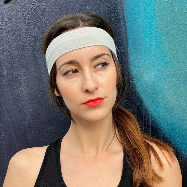 Stay cool, dry, and dialed in with the Running Sweat-Wicking Headband—your go-to gear for high-intensity workouts, long runs, and everything in between. Designed to pull moisture away from your skin and keep hair in place, it’s the perfect blend of performance and comfort.