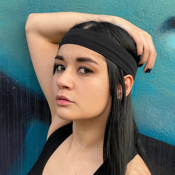 Stay cool, dry, and dialed in with the Running Sweat-Wicking Headband—your go-to gear for high-intensity workouts, long runs, and everything in between. Designed to pull moisture away from your skin and keep hair in place, it’s the perfect blend of performance and comfort.