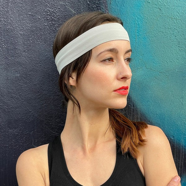 Stay cool, dry, and dialed in with the Running Sweat-Wicking Headband—your go-to gear for high-intensity workouts, long runs, and everything in between. Designed to pull moisture away from your skin and keep hair in place, it’s the perfect blend of performance and comfort.