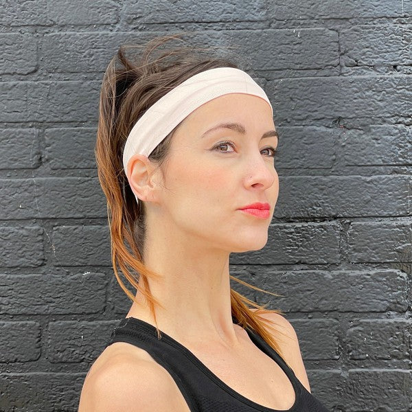 Stay cool, dry, and dialed in with the Running Sweat-Wicking Headband—your go-to gear for high-intensity workouts, long runs, and everything in between. Designed to pull moisture away from your skin and keep hair in place, it’s the perfect blend of performance and comfort.