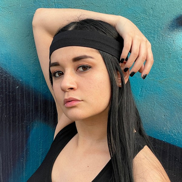 Stay cool, dry, and dialed in with the Running Sweat-Wicking Headband—your go-to gear for high-intensity workouts, long runs, and everything in between. Designed to pull moisture away from your skin and keep hair in place, it’s the perfect blend of performance and comfort.