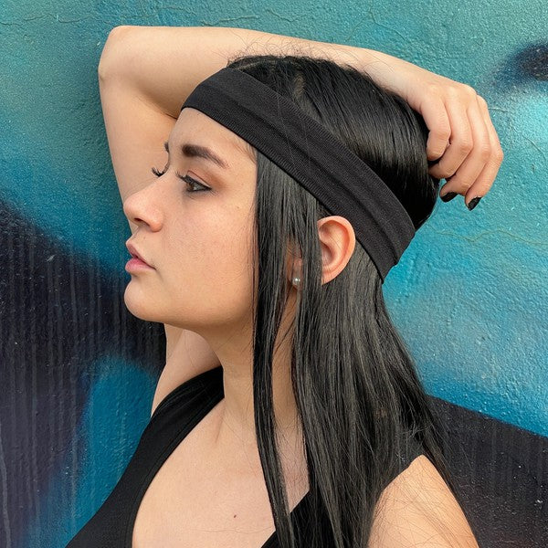 Stay cool, dry, and dialed in with the Running Sweat-Wicking Headband—your go-to gear for high-intensity workouts, long runs, and everything in between. Designed to pull moisture away from your skin and keep hair in place, it’s the perfect blend of performance and comfort.