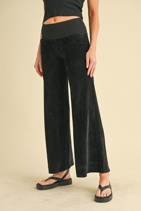 Say hello to your new favorite pants—sleek, flattering, and ready for anything. The Women’s Gini Pants are designed to move with you, whether you're powering through meetings, strolling the city, or kicking back in style. With a tailored silhouette and just the right amount of stretch, these pants are the definition of polished ease.