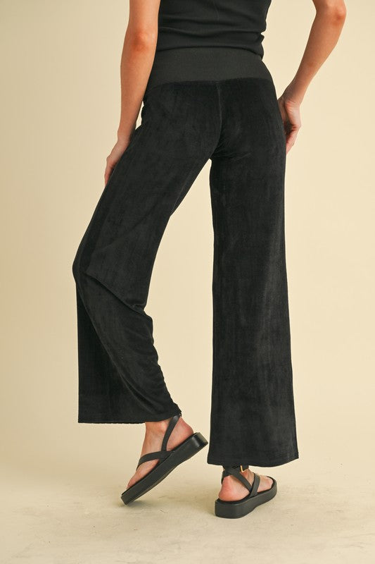Say hello to your new favorite pants—sleek, flattering, and ready for anything. The Women’s Gini Pants are designed to move with you, whether you're powering through meetings, strolling the city, or kicking back in style. With a tailored silhouette and just the right amount of stretch, these pants are the definition of polished ease.