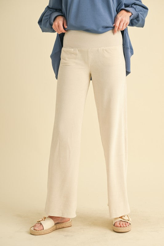 Say hello to your new favorite pants—sleek, flattering, and ready for anything. The Women’s Gini Pants are designed to move with you, whether you're powering through meetings, strolling the city, or kicking back in style. With a tailored silhouette and just the right amount of stretch, these pants are the definition of polished ease.