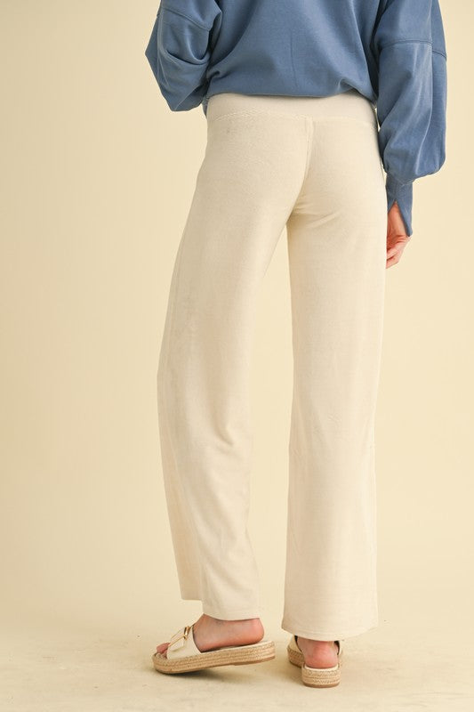 Say hello to your new favorite pants—sleek, flattering, and ready for anything. The Women’s Gini Pants are designed to move with you, whether you're powering through meetings, strolling the city, or kicking back in style. With a tailored silhouette and just the right amount of stretch, these pants are the definition of polished ease.