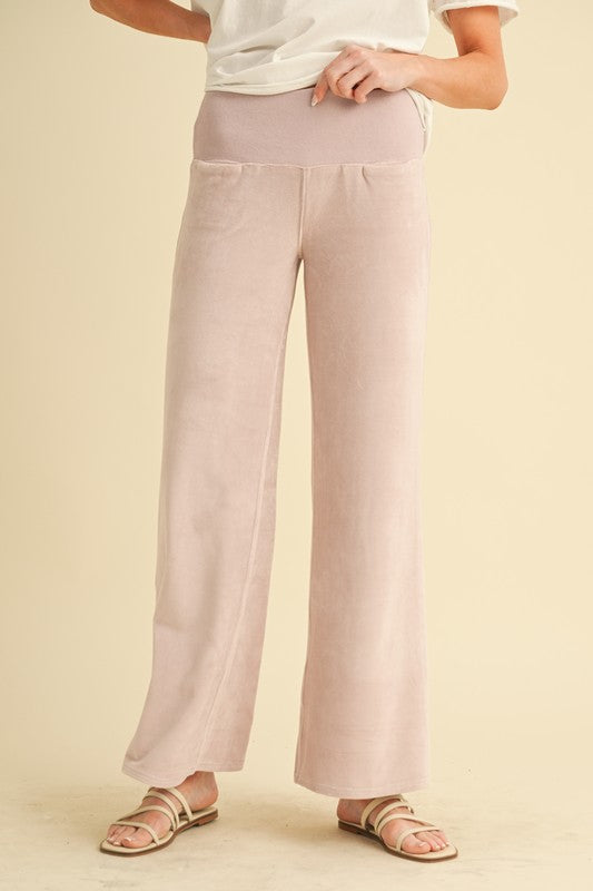 Say hello to your new favorite pants—sleek, flattering, and ready for anything. The Women’s Gini Pants are designed to move with you, whether you're powering through meetings, strolling the city, or kicking back in style. With a tailored silhouette and just the right amount of stretch, these pants are the definition of polished ease.
