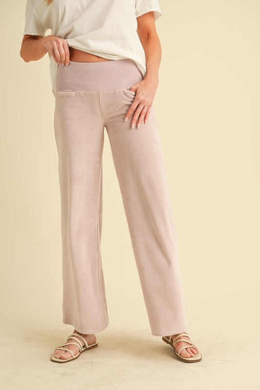 Say hello to your new favorite pants—sleek, flattering, and ready for anything. The Women’s Gini Pants are designed to move with you, whether you're powering through meetings, strolling the city, or kicking back in style. With a tailored silhouette and just the right amount of stretch, these pants are the definition of polished ease.
