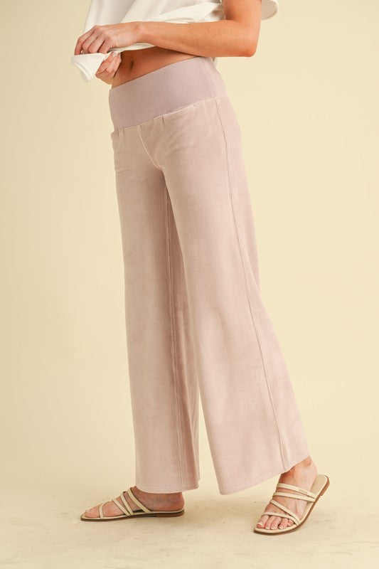 Say hello to your new favorite pants—sleek, flattering, and ready for anything. The Women’s Gini Pants are designed to move with you, whether you're powering through meetings, strolling the city, or kicking back in style. With a tailored silhouette and just the right amount of stretch, these pants are the definition of polished ease.