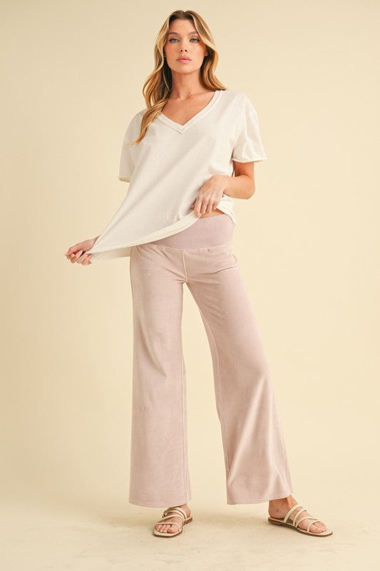 Say hello to your new favorite pants—sleek, flattering, and ready for anything. The Women’s Gini Pants are designed to move with you, whether you're powering through meetings, strolling the city, or kicking back in style. With a tailored silhouette and just the right amount of stretch, these pants are the definition of polished ease.