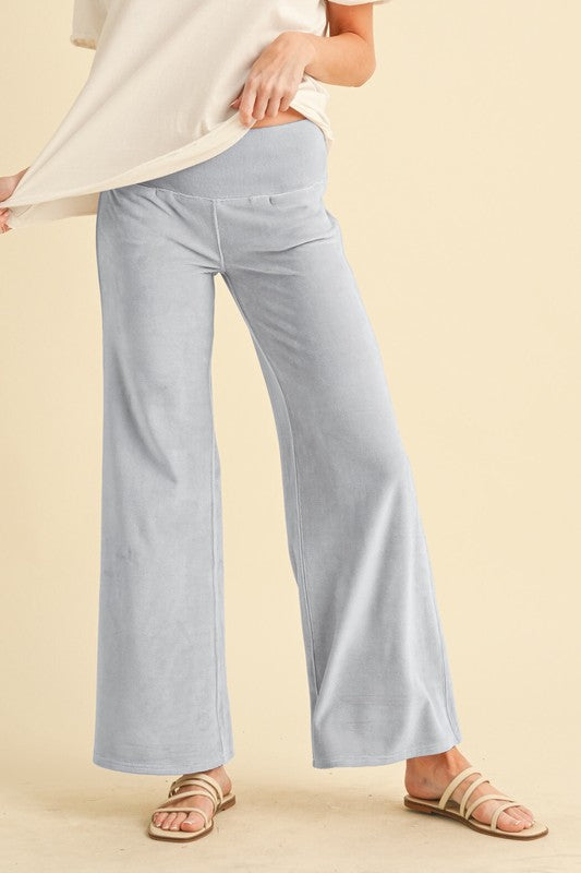 Say hello to your new favorite pants—sleek, flattering, and ready for anything. The Women’s Gini Pants are designed to move with you, whether you're powering through meetings, strolling the city, or kicking back in style. With a tailored silhouette and just the right amount of stretch, these pants are the definition of polished ease.