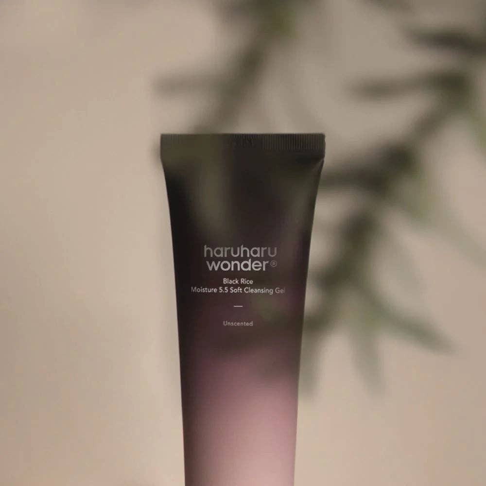 Haruharu Wonder Black Rice Moisture 5.5 Soft Cleansing Gel 1