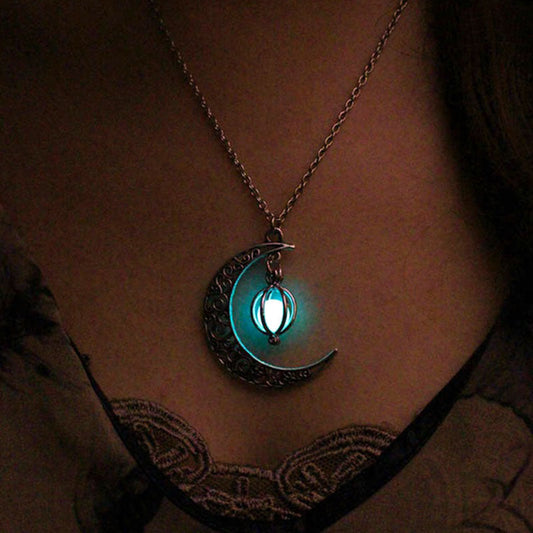 Hollow Moon Heart-shaped Luminous Necklace