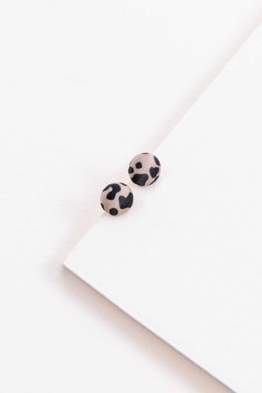 Small size. Big attitude. These Animal Print Button Earrings pack a punch with their bold patterns and compact silhouette. Whether you're rocking leopard, zebra, or tiger print, these studs add instant edge to any outfit—perfect for casual glam, streetwear, or a touch of wild in your everyday look.