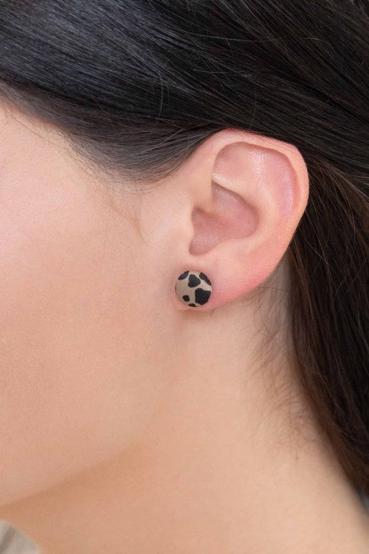 These Animal Print Button Earrings pack a punch with their bold patterns and compact silhouette. Whether you're rocking leopard, zebra, or tiger print, these studs add instant edge to any outfit—perfect for casual glam, streetwear, or a touch of wild in your everyday look..
