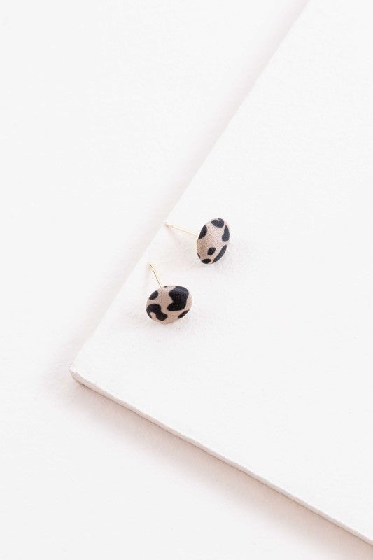 These Animal Print Button Earrings pack a punch with their bold patterns and compact silhouette. Whether you're rocking leopard, zebra, or tiger print, these studs add instant edge to any outfit—perfect for casual glam, streetwear, or a touch of wild in your everyday look.