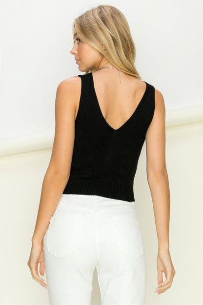 Sleeveless armholes allow freedom of movement.
