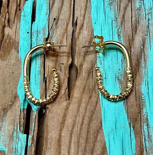 Sleek. Sparkly. Sophisticated. These Elongated Sparkle Gold Hoops are the perfect blend of modern minimalism and radiant charm. Designed to elongate the neckline and catch the light with every turn, they’re your go-to for both everyday elegance and special occasions.