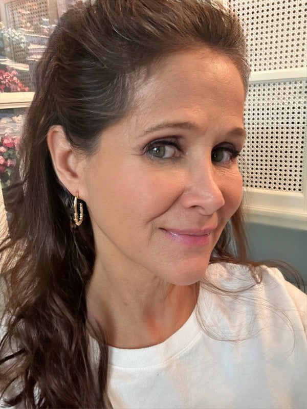 Sleek. Sparkly. Sophisticated. These Elongated Sparkle Gold Hoops are the perfect blend of modern minimalism and radiant charm. Designed to elongate the neckline and catch the light with every turn, they’re your go-to for both everyday elegance and special occasions.